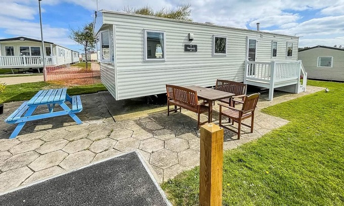 Hopton on Sea Casa | Beautiful 8 berth caravan for hire at Hopton Haven Park in Norfolk ref 80087G