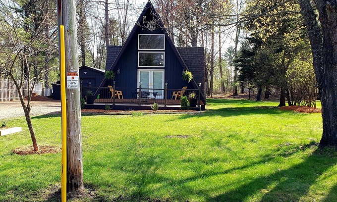 Hatfield Cabaña | Hermosa A Frame Cottage ubicada justo en el ATV Trail, a pocos pasos del lago.