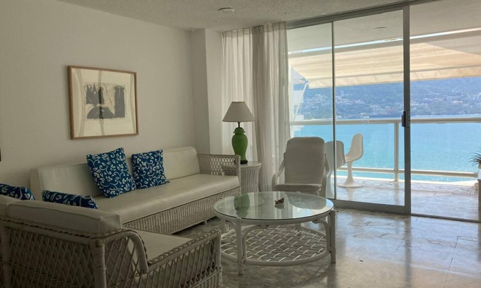 Club Deportivo Apartamento | Bello departamento en la playa con vista a la hermosa Bahía de Acapulco.