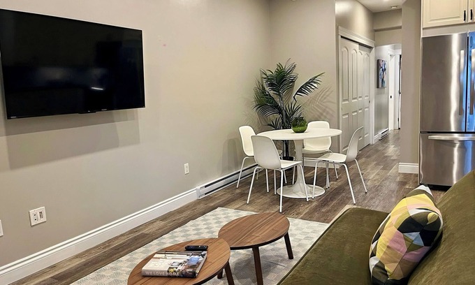 North End Apartamento | Beautiful and Central - 2 bedroom, 2 Bath Apartment located in lovely Halifax!