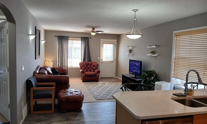 Airdrie Casa | Beautiful and cozy bi-level home in a serene and peaceful neighborhood.