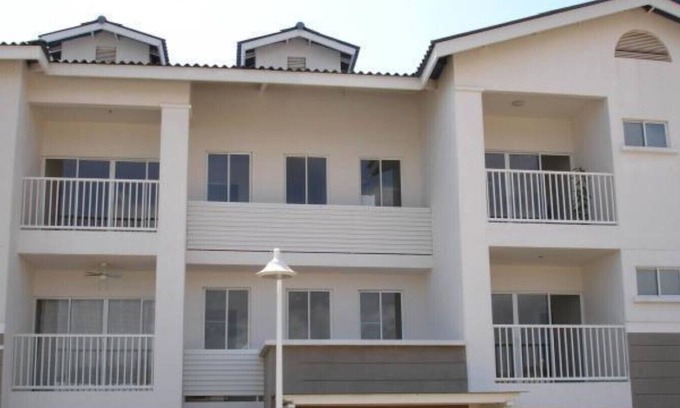 Tumba Vieja Apartamento | Hermoso y acogedor condominio frente al mar cerca de la ciudad.
