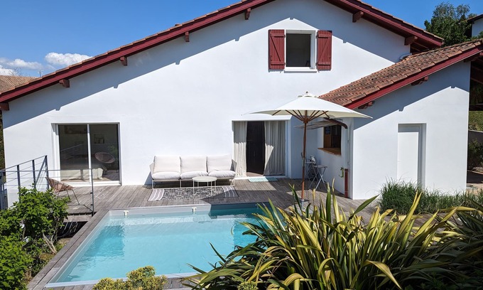 Bassussarry Casa | Hermosa y gran casa neovasca con piscina climatizada, sin vecinos.