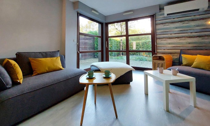 La Grand-Croix Apartamento | Beautiful and modern apartment with a large window front.