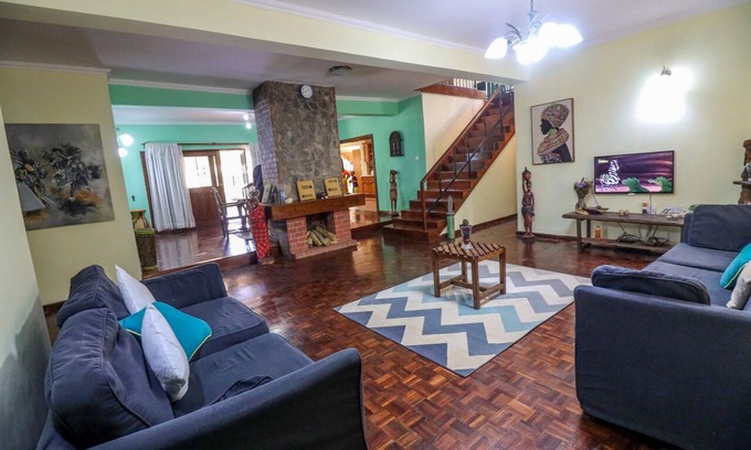 Arusha Casa | Hermosa y moderna villa de 6 dormitorios en la ciudad de Arusha con jardín y wifi gratuito.