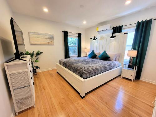Pico - Robertson Casa | Beautiful and spacious 2 bedroom home in an excellent location near LACMA Acadamy Awards Museum Peterson Museum and more