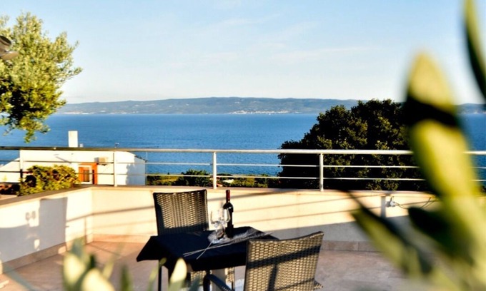 Znjan Apartamento | Beautiful and spacious penthouse with big terrace with sea view!