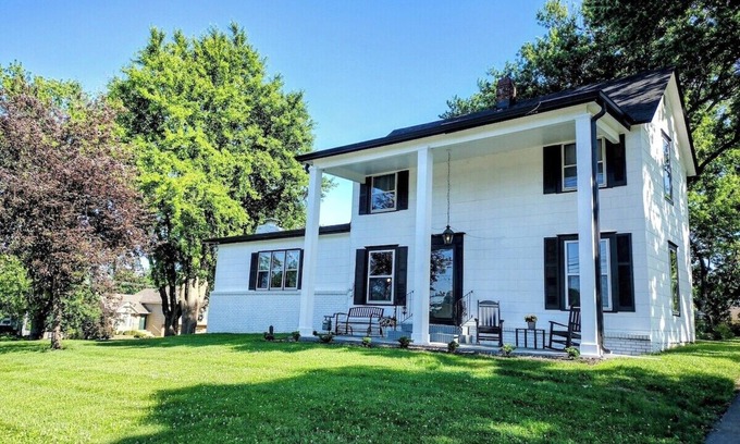 Merriam Casa | Beautiful and Spacious 1908 Modern Farmhouse