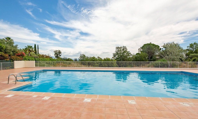 La Rouviere Apartamento | Hermoso apartamento para 4 personas con WIFI, A/C, piscina, TV y patio