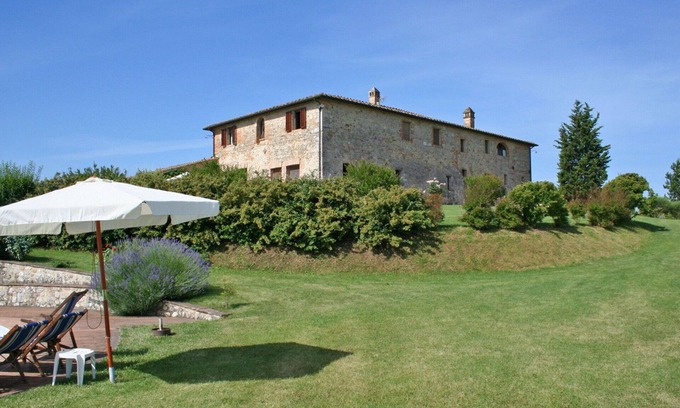 Monteroni d'Arbia Apartamento | Acogedor apartamento con WIFI, piscina, patio, vista panorámica y aparcamiento, cerca de Siena