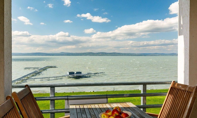 Balatonoszod Apartamento | Acogedor apartamento para 6 personas con TV, balcón y aparcamiento