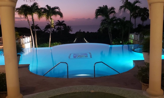 Sugar Hill Apartamento | Beautiful apartment overlooking fabulous landscaped gardens and pools.