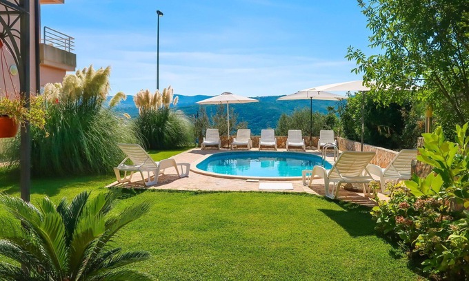 Rabac Apartamento | Bonito apartamento con WIFI, piscina, A/C, TV, terraza, mascotas permitida y aparcamiento