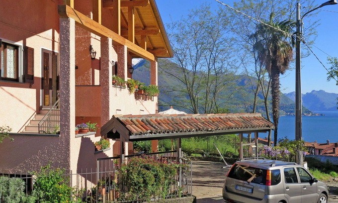 Santa Maria - Rezzonico Apartamento | Beautiful apartment for 4 people with WIFI, TV, terrace, pets allowed and parking