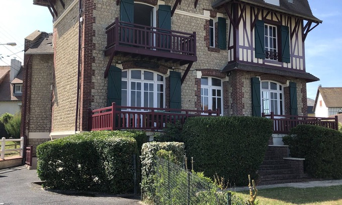 Benerville-sur-Mer Apartamento | Beautiful apartment with terrace and sea view just outside Deauville