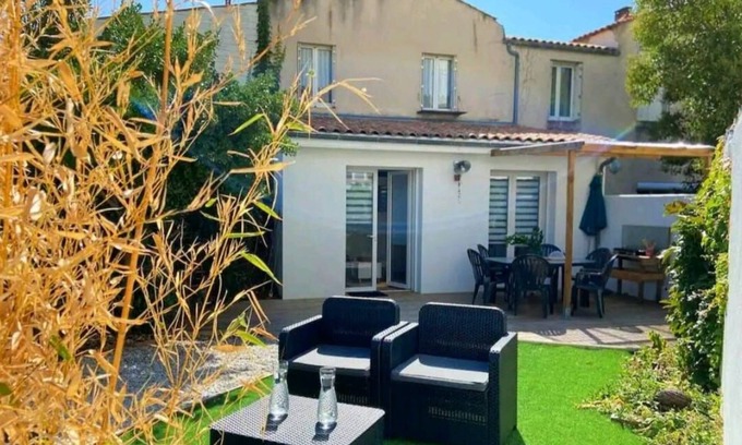 La Rochelle City Centre Apartamento | BEAUTIFUL APARTMENT WITH TERRACE AND PRIVATE GARDEN IN THE HEART OF LA ROCHELLE
