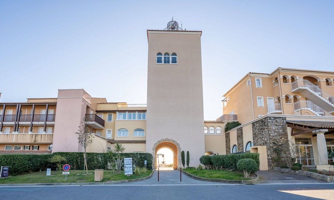 Le Dramont Apartamento | Beautiful apartment for 6 people with pool, WIFI, TV, patio and pets allowed