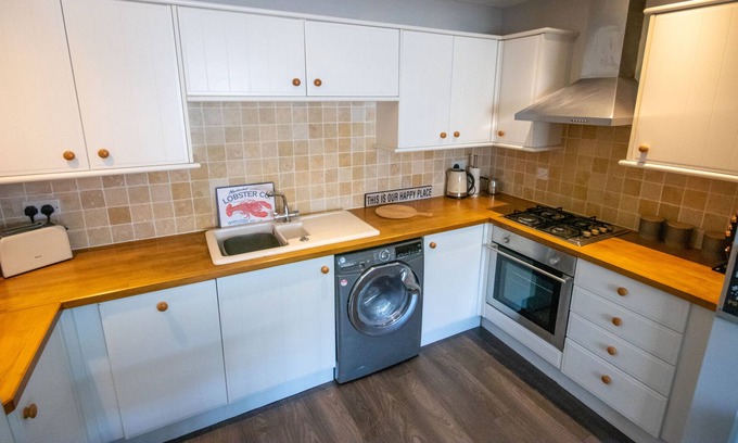Rhosneigr Apartamento | Beautiful apartment with garden 2 minutes from the beach.