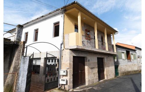 Arnoia Apartamento | Beautiful Apartment In A Arnoia