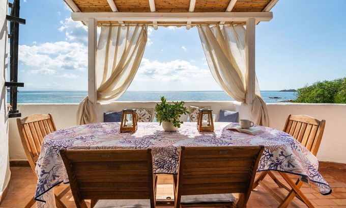 Province of Cagliari Villa | Acogedor apartamento en villa para 8 personas con WIFI, A/C, TV, patio y aparcamiento
