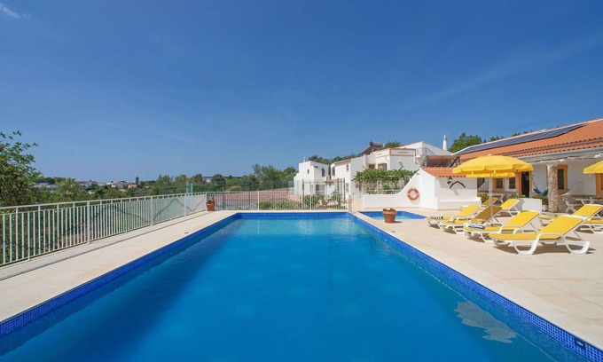 Mem Moniz Casa | Precioso apartamento en villa para 3 personas con A/C, WIFI, piscina, TV, terraza y aparcamiento
