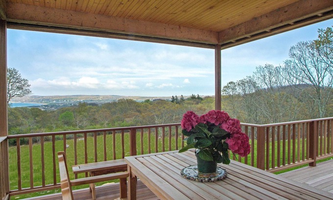 Aquinnah Casa | Beautiful Aquinnah Home: Ocean View, Walk to Beach