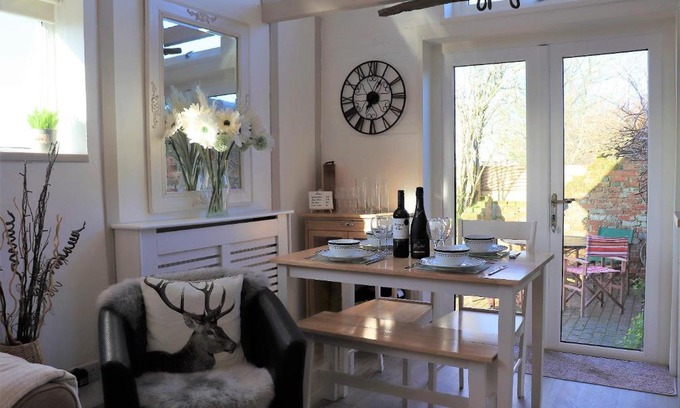 Ryde Casa | Beautiful Barn Conversion, 3 Bed, hot tub, sauna, gym, enclosed garden