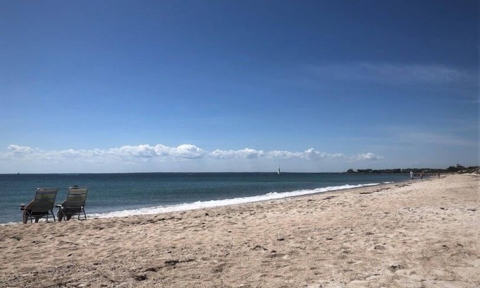 Silver Beach Casa | Beautiful Bay Shores 5 bdrm .2 miles to association beach