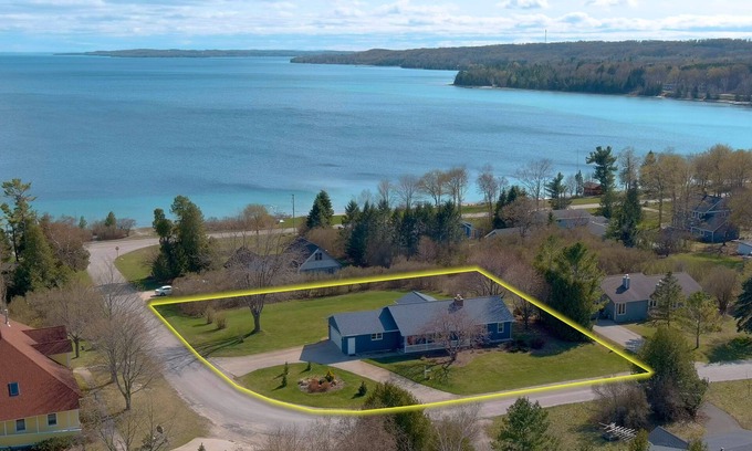 Omena Casa | Beautiful Bayview 3 bedroom, 3 bath home / walking distance to beach. Sleeps 9.
