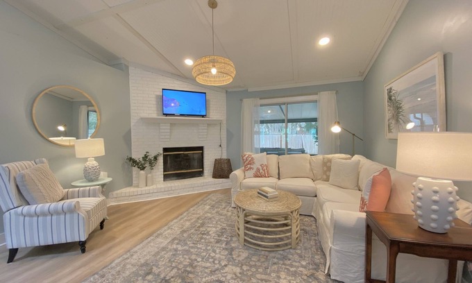 Fernandina Beach Cabaña | Beautiful beach cottage 1/2 mile to the Sandy Shore!