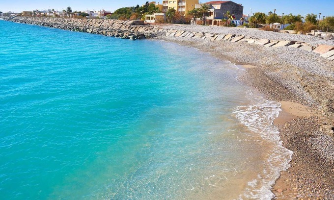 La Llosa Apartamento | Beautiful beach apartment with pool