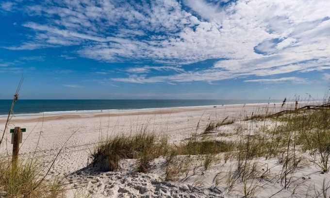 Neptune Beach Condominio | Beautiful Beach Condo - just steps to the beach!