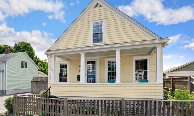 Bristol Casa | Beautiful Beach Cottage in Downtown Bristol