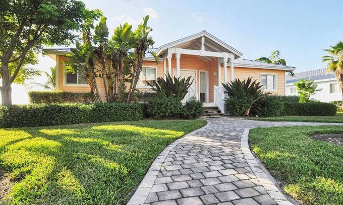 Alice Town Casa | Beautiful Beach Front Villa in Resort World Bimini Bahamas