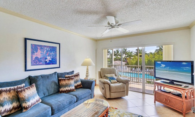 Sanibel Condominio | Beautiful Beach Front Complex - Private Walkway To The Beach - Pool View