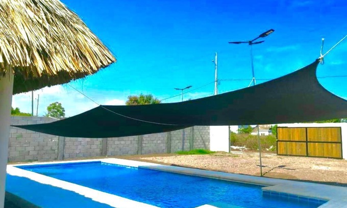 Monterrico Casa | Bella casa de playa 2, junto al mar, con piscina privada.