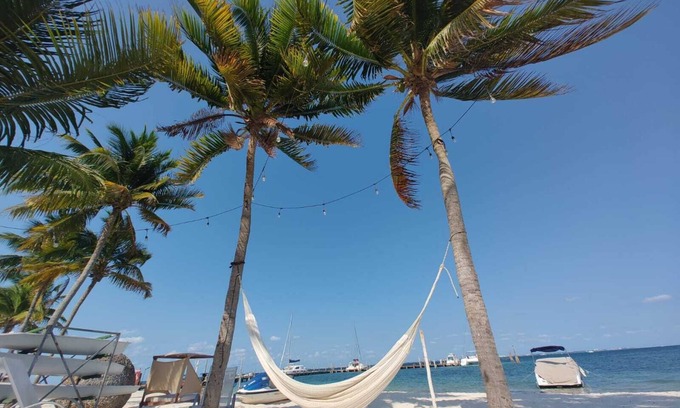 Puerto Juarez Apartamento | Beautiful Beachfront Apartment: Stunning Caribbean Views, Water Sports Amenities