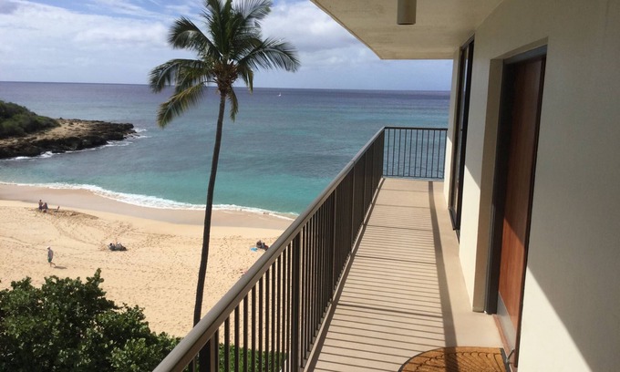 Makaha Condominio | Hermoso condominio de esquina frente a la playa, unidad con lanai envolvente
