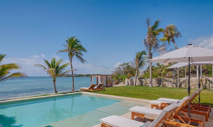 Akumal Villa | Beautiful beachfront villa, perfect for large groups, heated pools and a chef