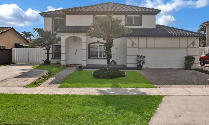 Richmond West Casa | Beautiful big home 20 min from beach