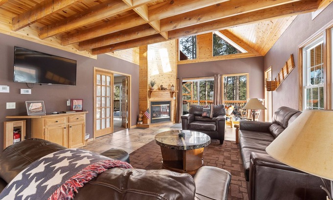 Lead Casa | Beautiful Black Hills 4 Bedroom Vacation Home W/ Hot Tub on Deer Mountain, Lead