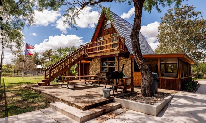 Uvalde Cabina | ¡Hermoso hoyo azul en la cabaña frente al río Nueces en Texas Hill Country!