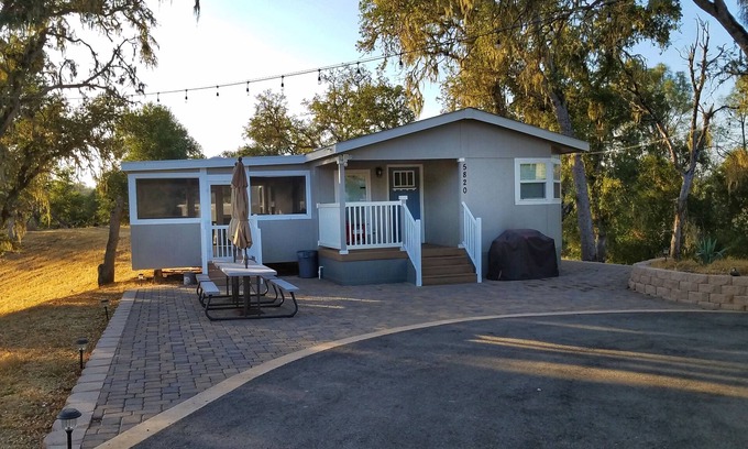 Paso Robles Casa | Hermosa y nueva casa prefabricada en la costa sur del lago Nacimiento.