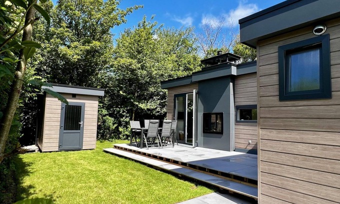 Sint Maartensvlotbrug Casa | Beautiful, brand new and uniquely designed chalet with pretty garden. Very spacious, modernly furnished for 5 people with luxurious "infinity" gas fireplace, wash-and-dryer and free WiFi.