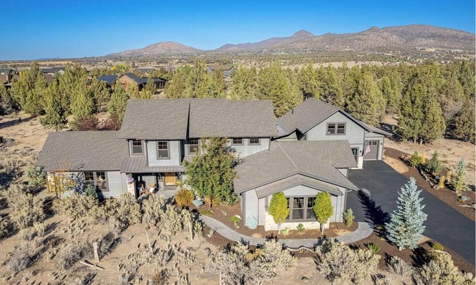 Alfalfa Casa | Amazing Brasada 4 bdrm- Theater, WiFi, Fire Pit, Hot Tub, Poker Table, Karaoke!