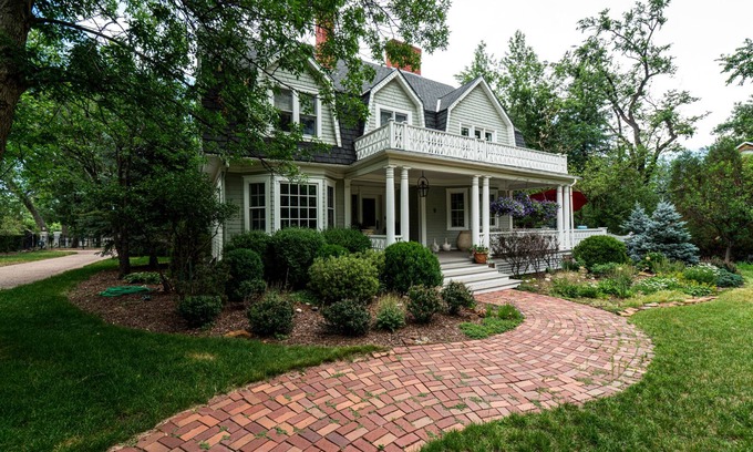 Broadmoor Casa | Beautiful Broadmoor Estate located in the Heart of the Broadmoor Neighborhood.