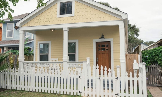 Galveston Casa | Beautiful bungalow, close to the beach, pets are welcome!