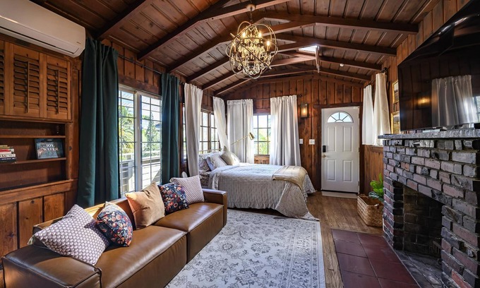 Hollywood Heights Cabina | Beautiful Bungalow with Indoor Fireplace
