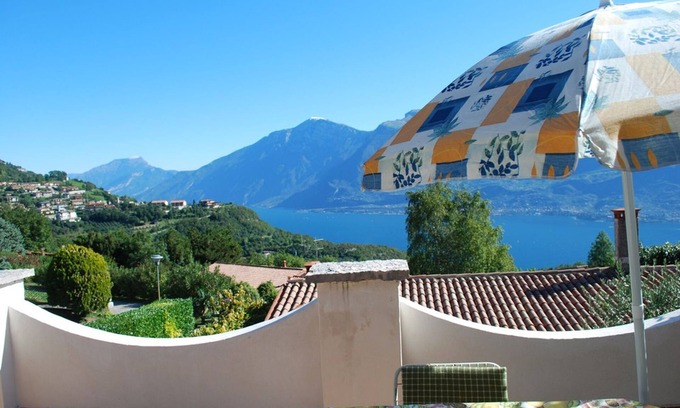 Gardola Casa | Hermoso bungalow con una maravillosa vista del lago y una gran terraza.