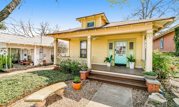 Oak Cliff Casa | Beautiful bungalow with eclectic art, home office, yard, AC, & WiFi